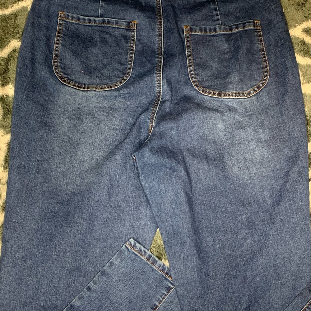 Cute high waisted jeans !